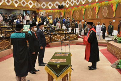 Ucapkan Sumpah/Janji, Yulisman dan Agung Nugroho Resmi Jadi Ketua dan Wakil Ketua DPRD Riau